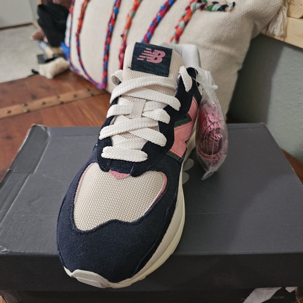 New Balnce 57/40 - mens size 9 but would work for women style - Picture 2 of 3